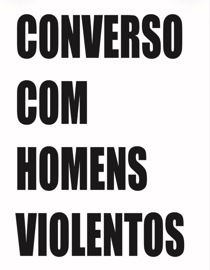 Cartaz branco com a frase “Converso com homens violentos” em letras pretas grandes.